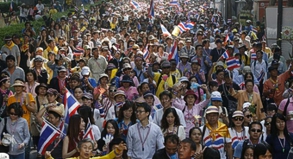 Massenproteste lähmen in Bangkok den Verkehr. Für den Weg zum Flughafen sollten Reisende deutlich mehr Zeit einplanen