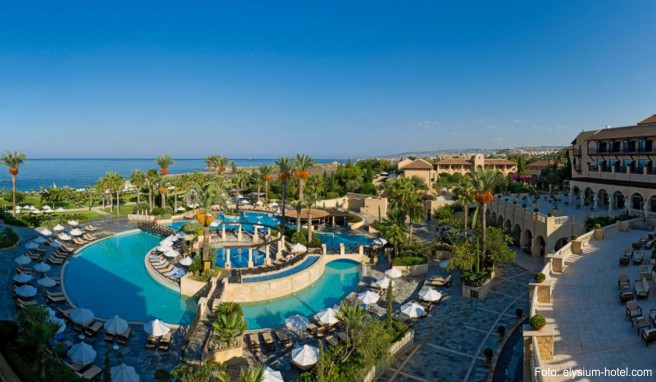 Das palastartige »Elysium Hotel« liegt am Strand von Paphos