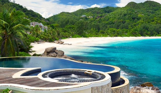 Blick vom Pool des »Banyan Tree« auf die wunderschöne Anse Intendance auf den Seychellen