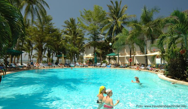 In unmittelbarer Nähe zum 4-Sterne-Hotel »Travellers Beach« finden sich Strandbars und kleine Restaurants mit lokalen Spezialitäten