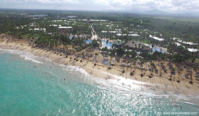 Das Luxushotel »Sirenis Cocotal Beach Resort Casino & Spa« mit 427 Zimmern, 8 Restaurants (eins davon vegetarisch), großem Sportangebot und Spa-Center liegt inmitten eines großen Kokoshains