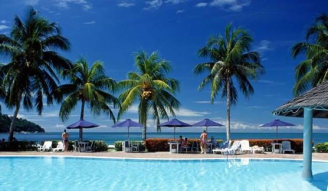 Am Rande eines üppig wuchernden Inselregenwaldes auf Pangkor liegt die schöne Hotelanlage »Pangkor Island Beach Resort«.