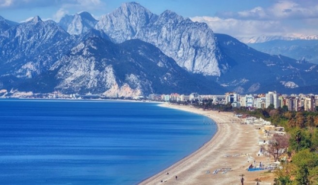 Antalya verfügt über einen schönen, langen Sandstrand.##(Foto: panthermedia.net / Mikael Damkier) Antalya verfügt über einen schönen, langen Sandstrand