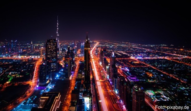 Glitzermetropole bei Nacht - Dubai ist bekannt als das schillerndste Reiseziel in weitem Umkreis.
