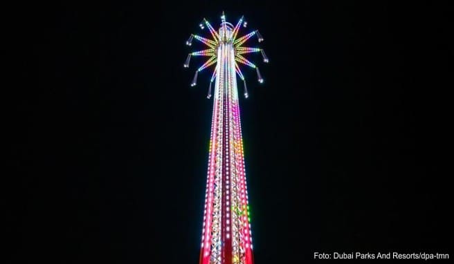 Das Kettenkarussell auf dem Bollywood Skytower in Dubai dreht sich in 140 Metern Höhe über dem Boden