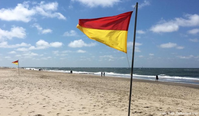 Badeurlaub  Baden am besten an Stränden mit rot-gelber Flagge