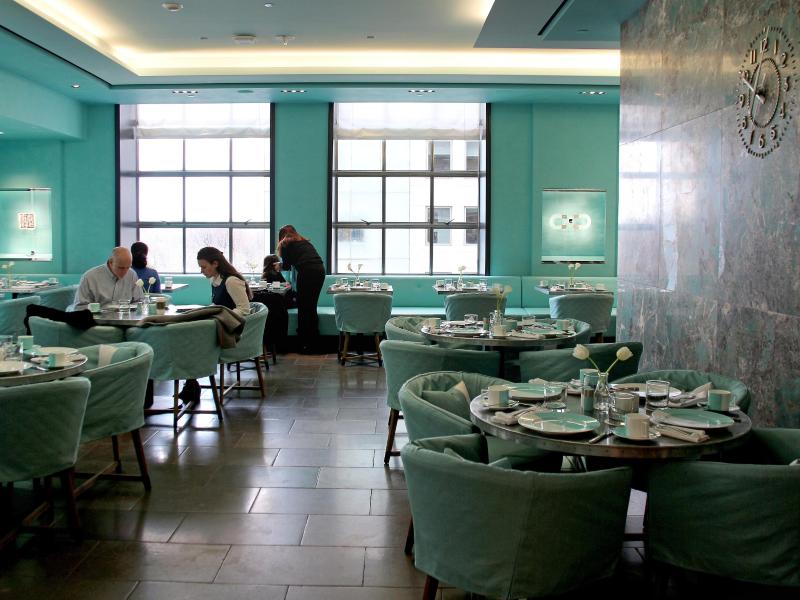 »Frühstück bei Tiffany«: Im »Blue Box Cafe« im vierten Stock des Geschäfts können Besucher seit kurzem mit Blick auf den Central Park frühstücken