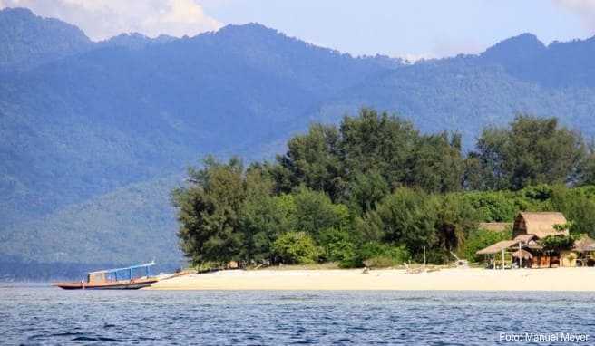 Von der kleinen Insel Gili Air blickt man direkt auf Lombok