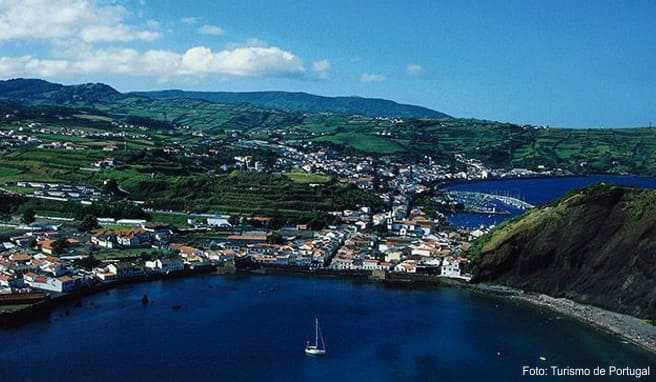 Sehenswert ist Horta nicht nur wegen seiner historischen Gebäude - die Hauptstadt von Faial liegt zwischen zwei, von einem Vulkan getrennten Buchten. Foto: Turismo de Portugal