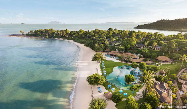 Das Infinity-Pool-Hotels »The Naka Island, A Luxury Collection Resort« liegt auf einer kleinen Insel östlich von Phuket an einem herrlichen Privatstrand