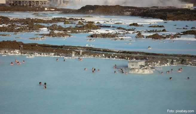 Die Blue Lagoon ist ein Thermalfreibad auf Island, über dem manchmal sogar Nordlichter zu sehen sind