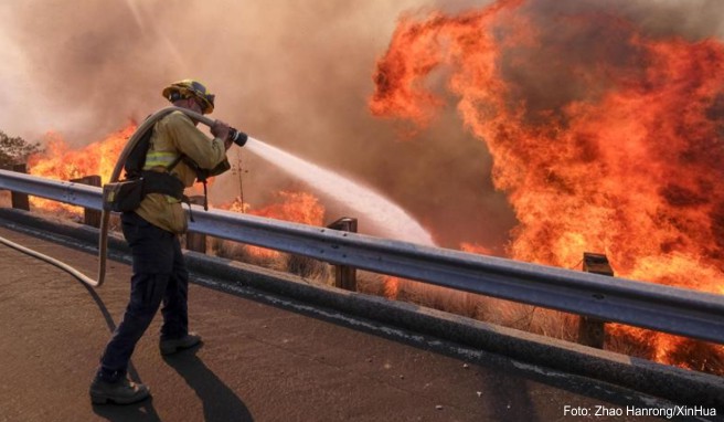 Brände im Norden und Süden Kaliforniens haben bereits viele Wälder und Häuser zerstört. Über weitere Auswirkungen informieren sich Urlauber am besten über die Webseiten der örtlichen Behörden
