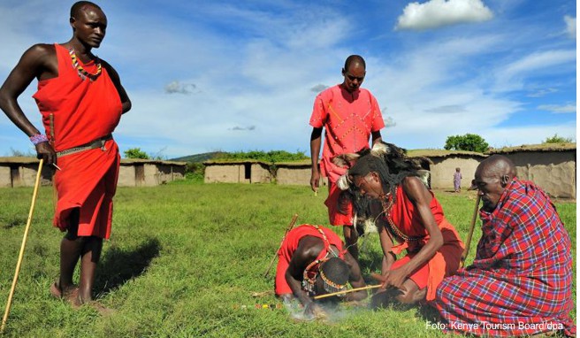 Die Massai tragen traditionell rote Gewänder und sind in Kenia eine echte Touristenattraktion