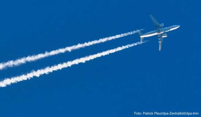 Auf jedem Flug wird CO2 ausgestoßen. Wer als Ausgleich zum Klimaschutz beitragen möchte, kann über eine Kompensationszahlung in Klimaschutzprojekte investieren