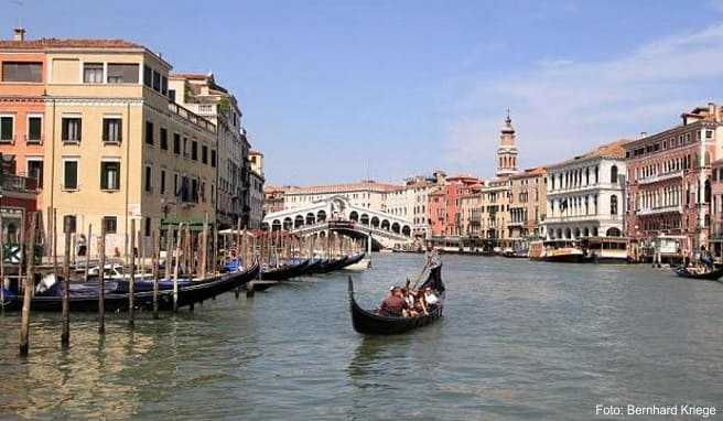 Eine Fahrt mit einer Gondel gehört zum touristischen Standardprogramm in Venedig
