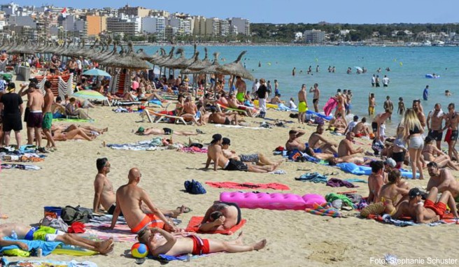 Mit vollen Stränden müssen Mallorca-Urlauber auch im Sommer 2018 rechnen - die Baleareninsel boomt weiterhin