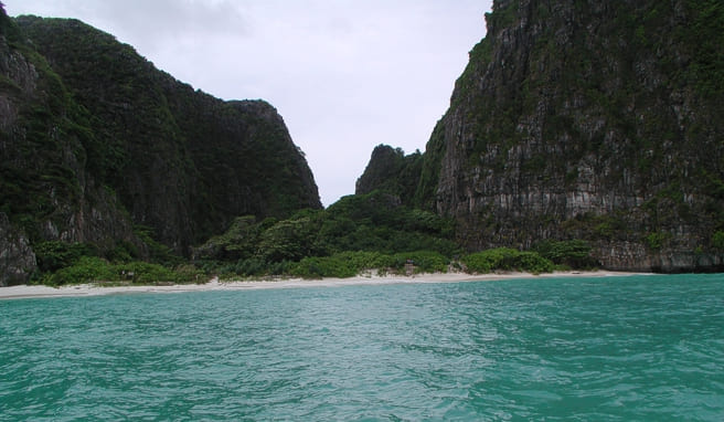 Wegen der massiven Umweltschäden, die der Touristenansturm verursachte, verhängte die thailändische Regierung 2018 ein Besuchsverbot. Nun wird die Bucht wieder geöffnet.