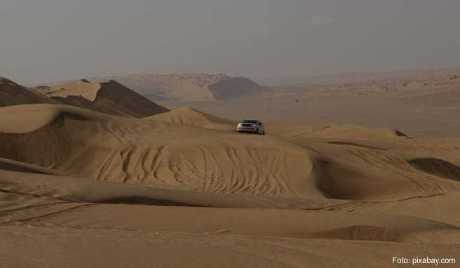Nur mit einem Allrad-Fahrzeug ist dem distanzlosen Terrain der Wahiba Sands beizukommen - aber das Fahren auf Sand hat seine Tücken