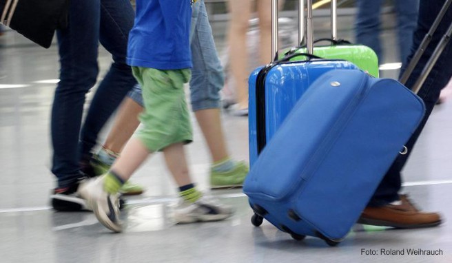 Auf den deutschen Flughäfen wird es zum Ferienstart voll. Veraltete Verfahren bei der Personenkontrolle könnten für lange Wartezeiten sorgen.