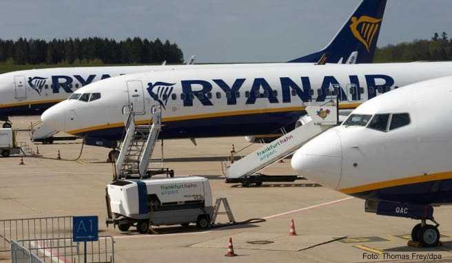 Ryanair will den Ticketpreis für abgesagte Flüge nun schneller erstatten. Die Fluggesellschaft hat dafür nach eigenen Angaben zusätzliche Mitarbeiter geschult