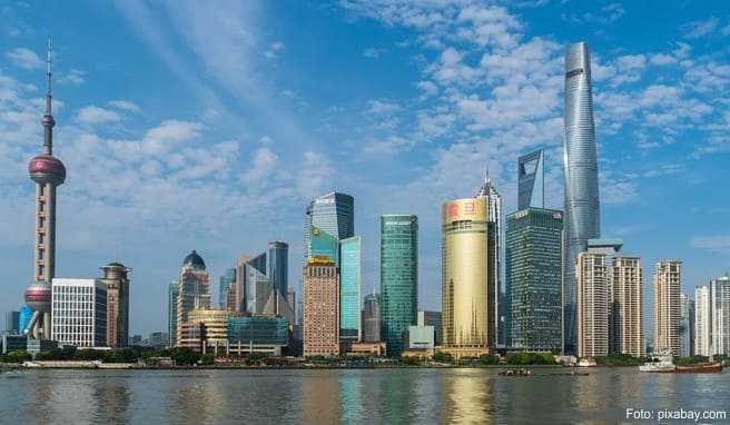 Tradition und Moderne, nur durch den Huangpu-Fluss getrennt: So präsentiert sich die Millionenmetropole Shanghai