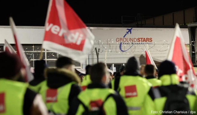 Mitarbeiter der Bodenverkehrsdienste streiken am Flughafen Hamburg