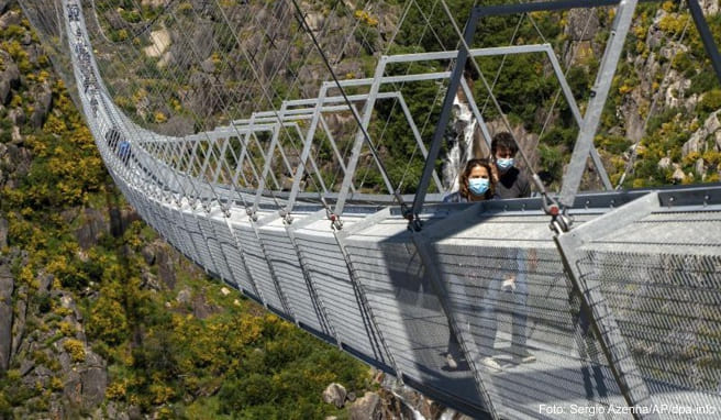 In schwindelerregender Höhe: Über einer Schlucht, durch die der Fluss Paiva fließt, führt nun eine 516 Meter lange Fußgänger-Hängebrücke