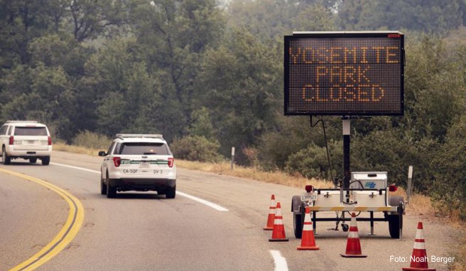 Ein Schild auf dem Highway 41 weist auf den geschlossenen Yosemite Nationalpark hin