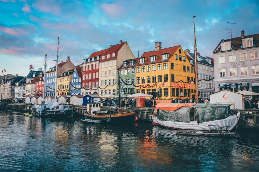   Entdecken Sie die Ruhe und Schönheit der dänischen Küsten – wo das Meer den Himmel küsst. 
