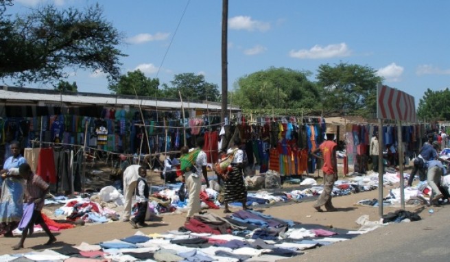 Straßenmarkt in der Nähe des Majete Wildlife Reserve.