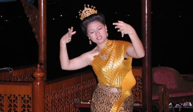 Tänzerin auf einem Riverboat in Bangkok.