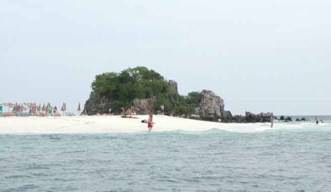 Endlich Land in Sicht - auf der Strecke von Phuket nach Phi Phi Island liegt Koh Kai Island.