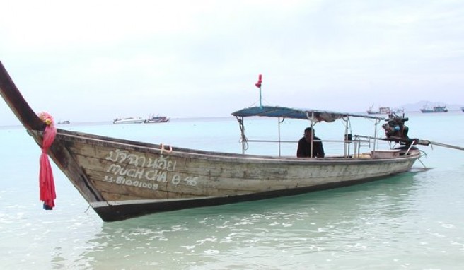 Long Tail Boat am Loh Moo Dee Beach (Phi Phi Island).
