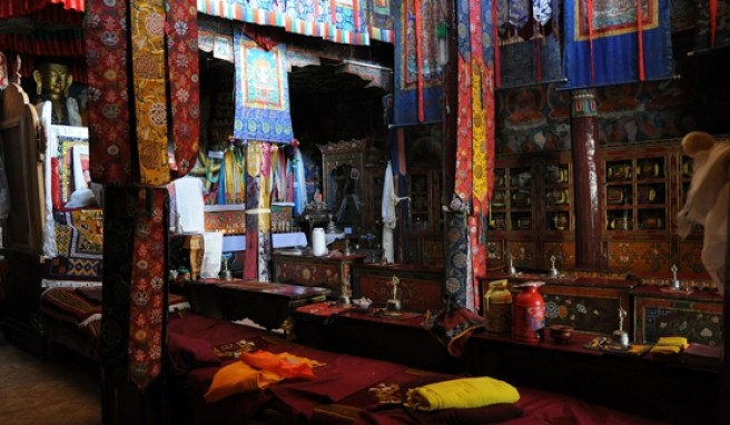 Im Kloster Thikse. Man kann hier an einer Morgen-Puja teilnehmen.