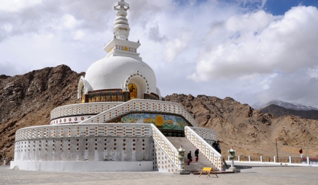 Shanti-Stupa westlich von Leh auf einem Hügel.