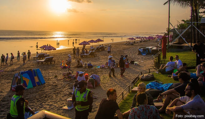 Auf Bali hätten als Quarantänehotels ausgewiesene Unterkünfte von Gästen pro Zimmer und Nacht 500.000 (30 Euro) indonesische Rupien zusätzlich verlangt. 