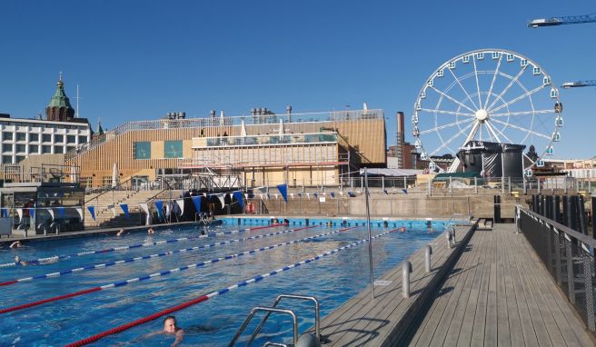 Bahnen ziehen in Stadtkulisse: Im Allas Sea Pool hat man Aussicht auf ein Riesenrad und ein von Alvar Aalto entworfenes Bürogebäude.