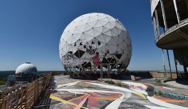 Street-Art auf den Teufelsberg: Bis zum 14. April gibt es Sonderveranstaltungen zu nicht so viel besuchten Berliner Orten - hier ein alter Lauschposten auf dem «Teufelsberg».