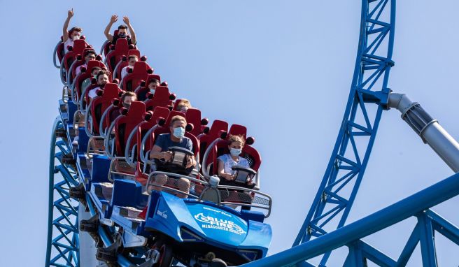 Achterbahnen wie die «Blue Fire» warten: Ab Samstag (26. März) geht es im Europa-Park Rust wieder rund. 