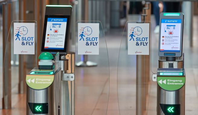 Wer ein Zeitfenster reserviert hat, kann am Flughafen Hamburg durch diesen separaten Zugang zur Sicherheitskontrolle gehen - und so mögliche Warteschlangen umgehen.