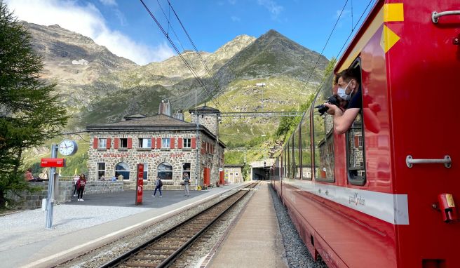 Die Alp Grüm: Hier hält der Bernina Express kurz an und gewährt seinen Fahrgästen einen atemberaubenden Blick auf das Bergpanorama. 