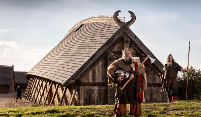 Zeitreise: Als Wikinger verkleidete Schauspieler stehen vor der Königshalle im «Land der Legenden».