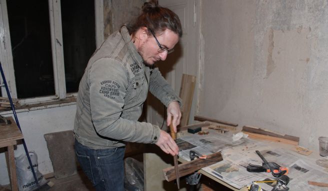 Marco Wichert arbeitet in seinem «Zander Holzstudio» am liebsten mit den alten Feilen seines Großvaters. In der alten Werkstatt, in der schon sein Urgroßvater gearbeitet hat, stellt er Servier- und Schneidebretter in traditioneller Handarbeit her.