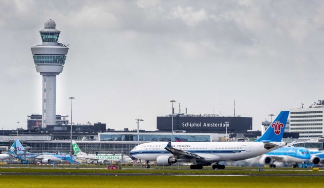 Wichtiges Drehkreuz und auch für Reisende aus dem Westen Deutschlands eine Abflugoption: Der Schiphol-Airport bei Amsterdam zählt zu den verkehrsreichsten europäischen Flughäfen.