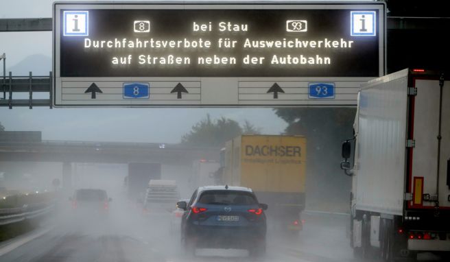 In Tirol gelten ab dem 20. Dezember wieder Fahrverbote auf Ausweichrouten: Auch in Bayern wurden an wichtigen Autobahnausfahrten Fahrverbote eingeführt, um den Ausweichverkehr in Richtung Salzburg und Kufstein zu unterbinden. In Tirol gelten ab dem 20. Dezember wieder Fahrverbote auf Ausweichrouten: Auch in Bayern wurden an wichtigen Autobahnausfahrten Fahrverbote eingeführt, um den Ausweichverkehr in Richtung Salzburg und Kufstein zu unterbinden.