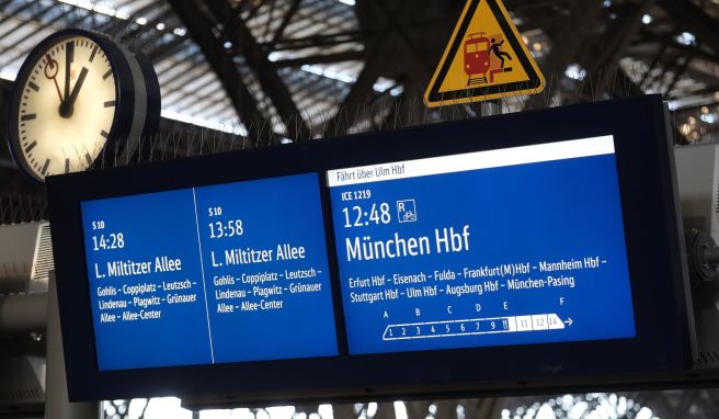 Eine Anzeigetafel am Bahnsteig auf dem Hauptbahnhof in Leipzig.