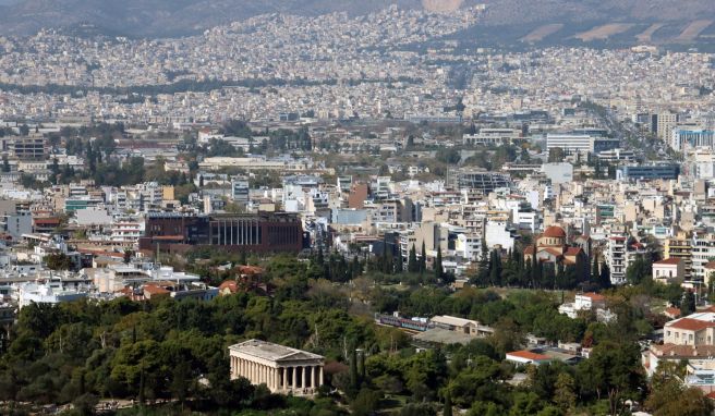 Wer einen tollen Ausblick über Athen sucht, ist auf der Akropolis gut aufgehoben - sie thront hoch oben über den Dächern der Stadt. 