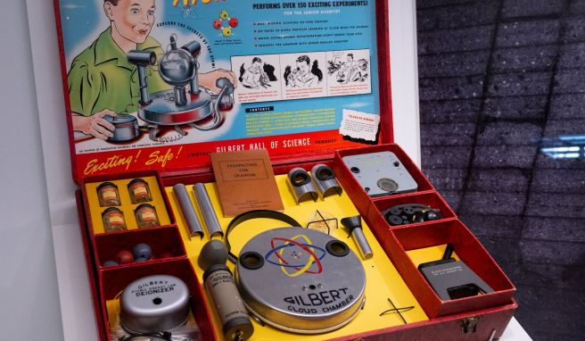 Anfang der 1950er Jahre ging man mit dem Thema Atomenergie noch unbefangen um, wie das «Atomic Energy Lab» aus den USA beweist, ein Atomenergie-Labor fürs Kinderzimmer. Anfang der 1950er Jahre ging man mit dem Thema Atomenergie noch unbefangen um, wie das «Atomic Energy Lab» aus den USA beweist, ein Atomenergie-Labor fürs Kinderzimmer.