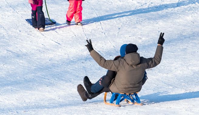 Wintersportler, die auf gemeinsam genutzten Wegen rodeln, müssen auf ihr Tempo achten.