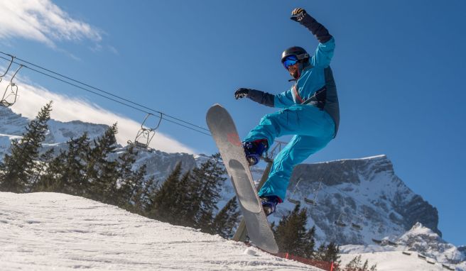 Der Skischuh muss eng sitzen. Nur so überträgt sich die Kraft aus den Beinen beim Fahren schnell und effektiv auf die Bretter.